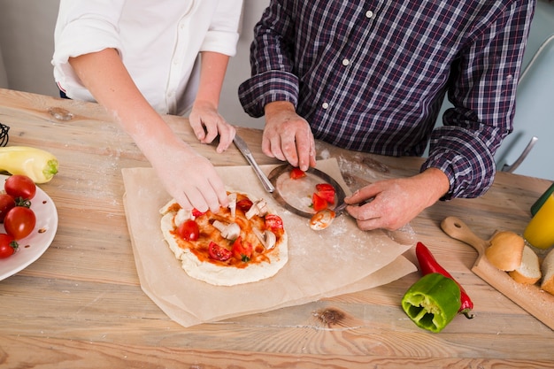 Padre e hijo cocinando juntos