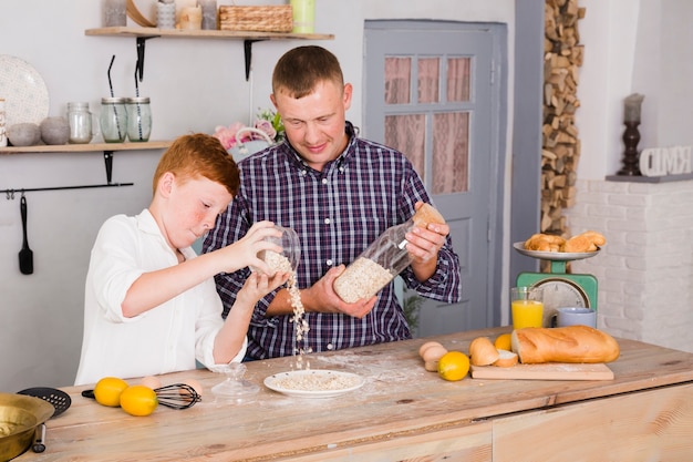 Padre e hijo cocinando juntos