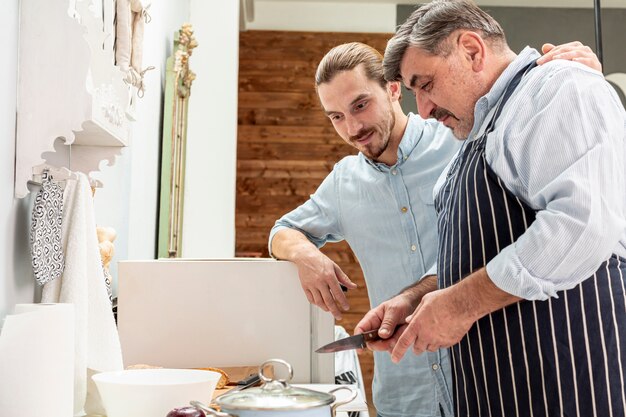 Padre e hijo cocinando juntos