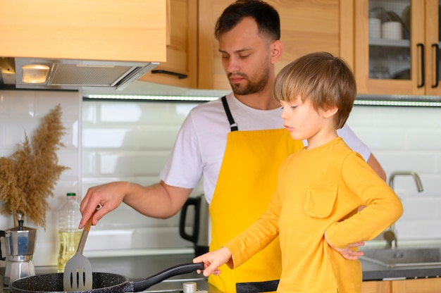 Padre e hijo cocinando juntos