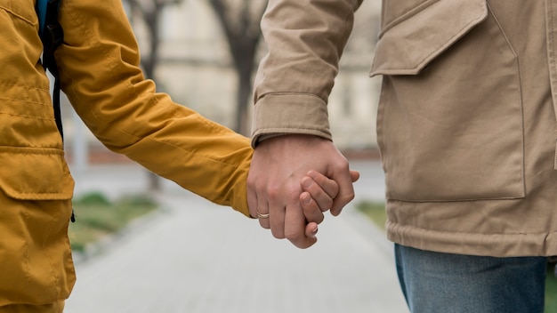 Padre e hijo cogidos de la mano