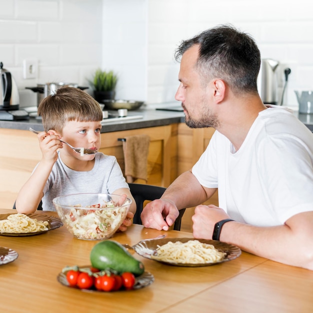 Padre e hijo comiendo juntos