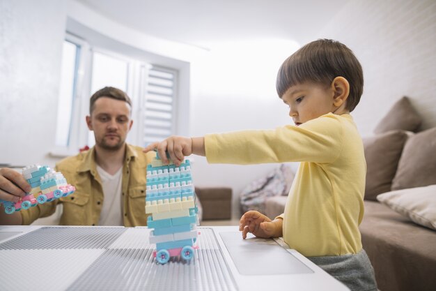 Padre e hijo construyendo un auto