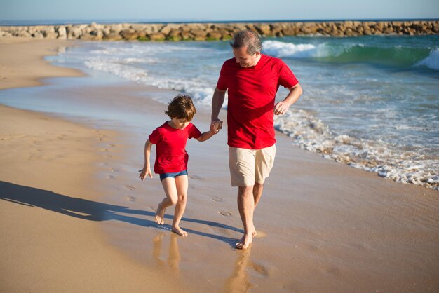 Padre e hijo en la costa del mar