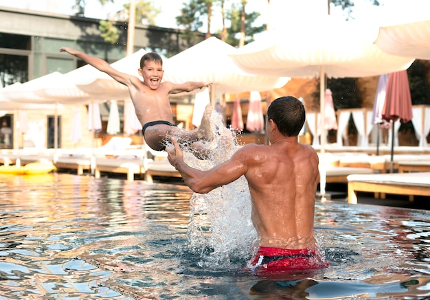 Padre e hijo disfrutando de un día en la piscina juntos