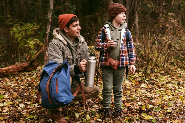 Padre e hijo disfrutando de la naturaleza al aire libre