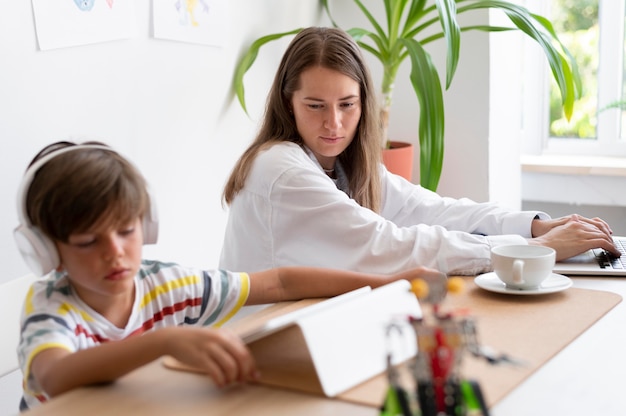 Padre e hijo con dispositivos de tiro medio.