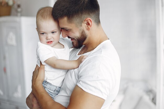 Padre e hijo se divierten en casa