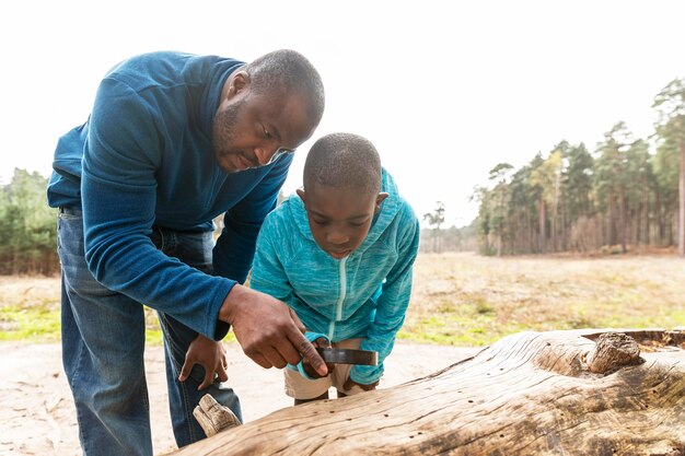 Padre e hijo divirtiéndose juntos al aire libre