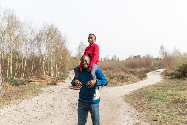 Padre e hijo divirtiéndose juntos al aire libre