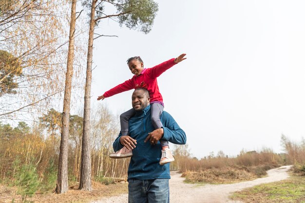 Padre e hijo divirtiéndose juntos al aire libre