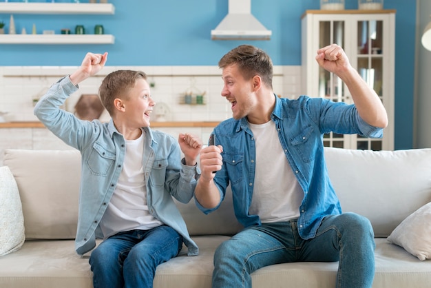 Padre e hijo, emocionados y felices