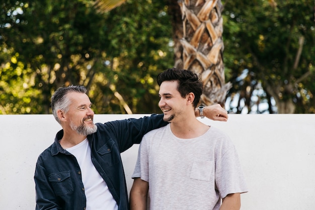 Foto gratuita padre e hijo enfrente de muro