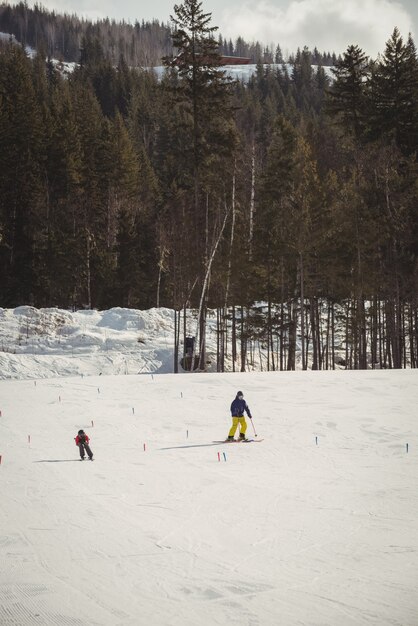 Padre e hijo esquiando en los Alpes nevados