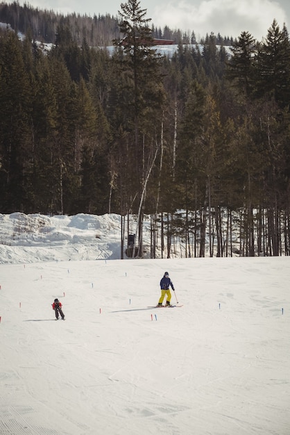 Padre e hijo esquiando en los Alpes nevados