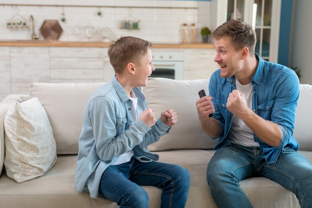 Padre e hijo están emocionados