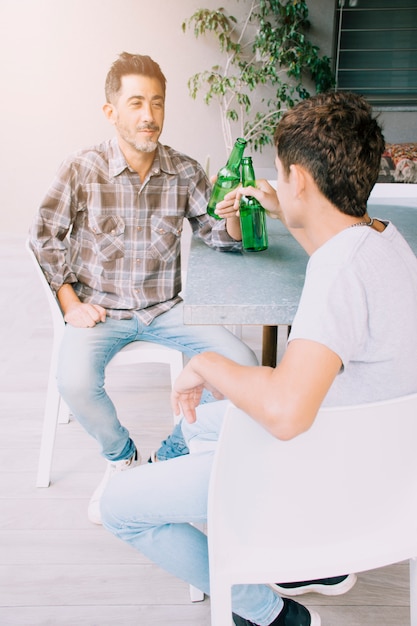 Padre e hijo felices en el día del padre