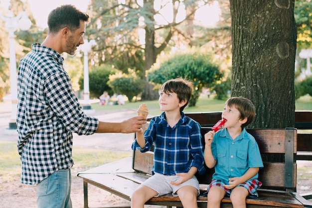 Foto gratuita padre e hijo felices en el día del padre