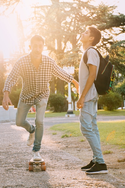 Foto gratuita padre e hijo felices en el día del padre