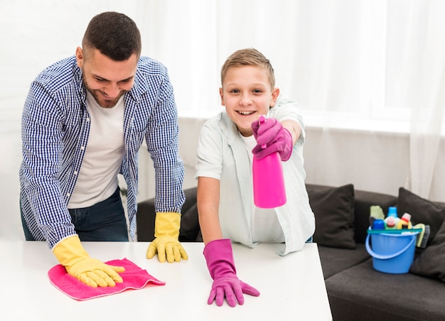 Padre e hijo felices de limpiar la casa