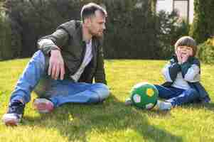 Foto gratuita padre e hijo con fútbol