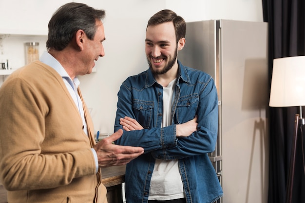 Padre e hijo hablando en la cocina