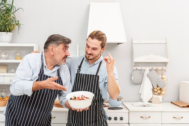 Padre e hijo hablando de ensalada