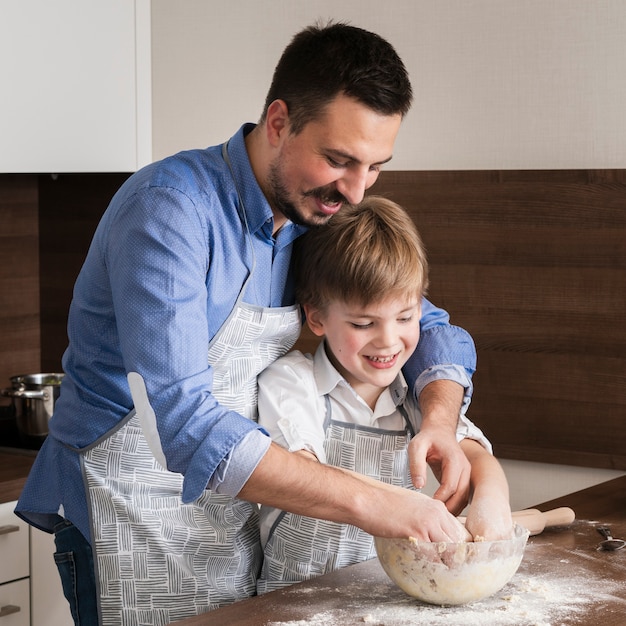 Padre e hijo haciendo masa juntos