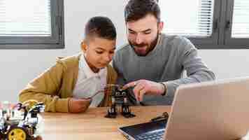 Foto gratuita padre e hijo haciendo robot