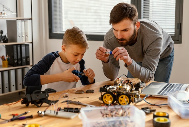 Padre e hijo haciendo robot