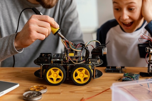 Padre e hijo haciendo robot