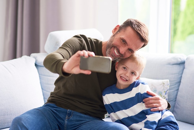 Foto gratuita padre e hijo haciendo un selfie