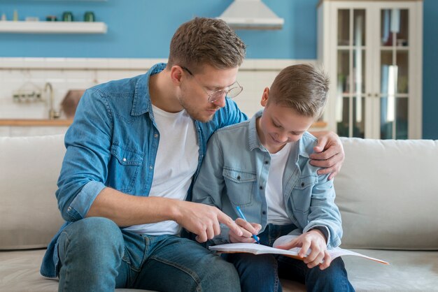 Padre e hijo haciendo la tarea