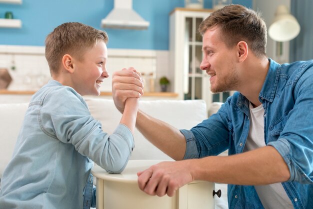 Padre e hijo haciendo vencidas