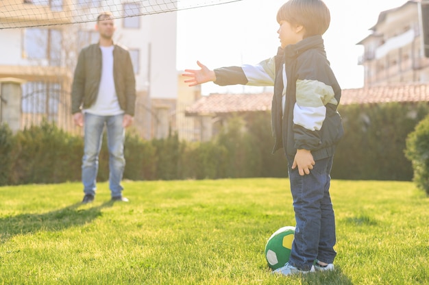 Padre e hijo jugando afuera