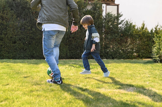 Padre e hijo jugando afuera