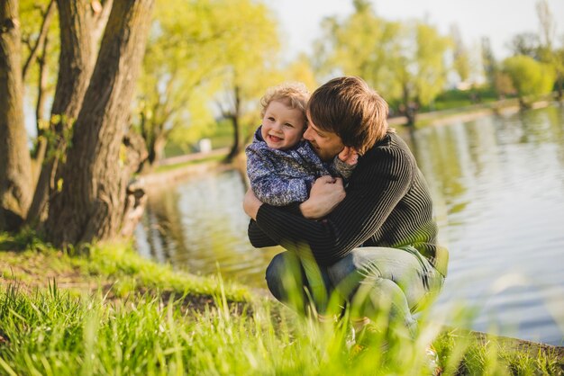 Padre e hijo jugando al aire libre