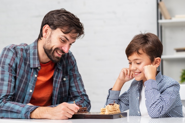 Padre e hijo jugando al ajedrez