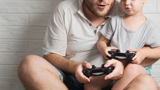 Foto gratuita padre e hijo jugando en casa