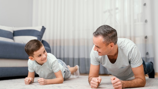 Padre e hijo jugando en el interior