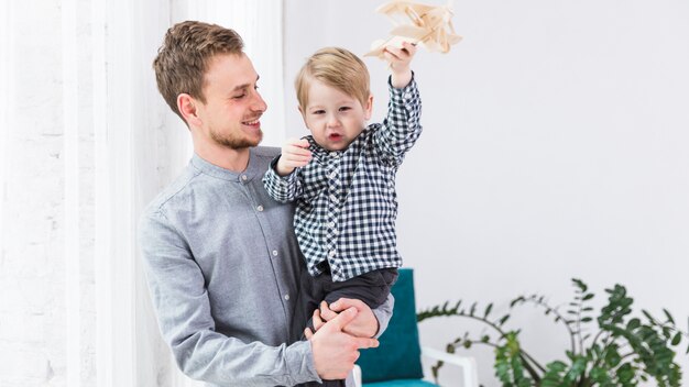 Padre e hijo jugando juntos en el día del padre