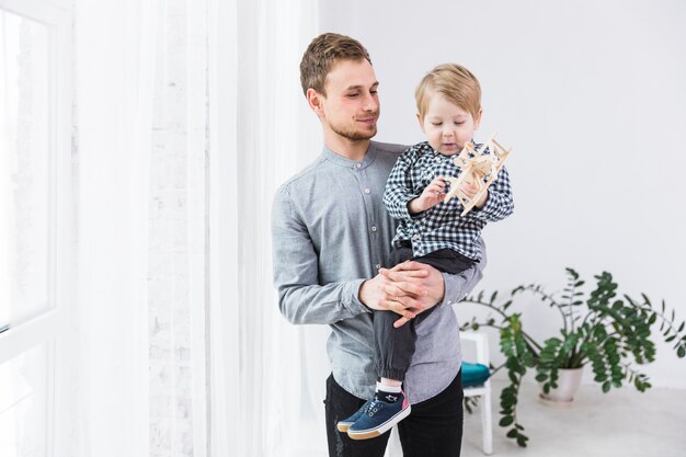 Padre e hijo jugando juntos en el día del padre