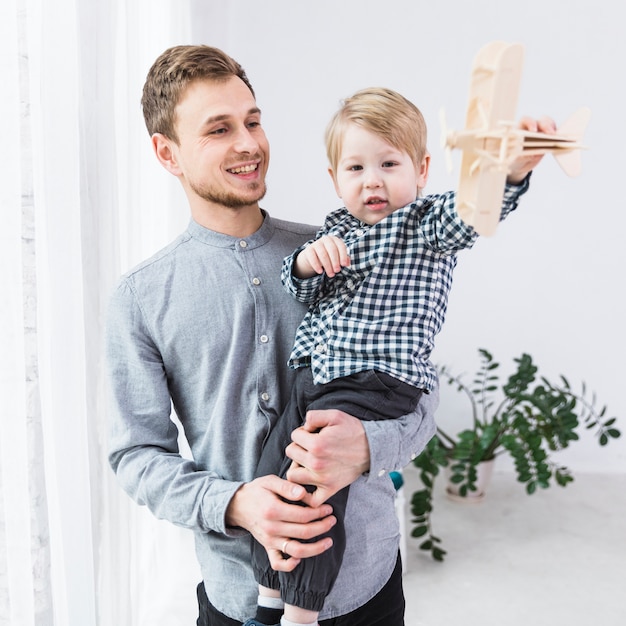 Padre e hijo jugando juntos en el día del padre