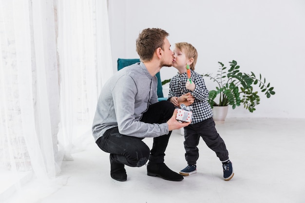 Padre e hijo jugando juntos en el día del padre