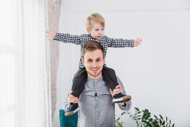 Padre e hijo jugando juntos en el día del padre