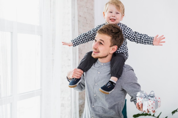 Padre e hijo jugando juntos en el día del padre