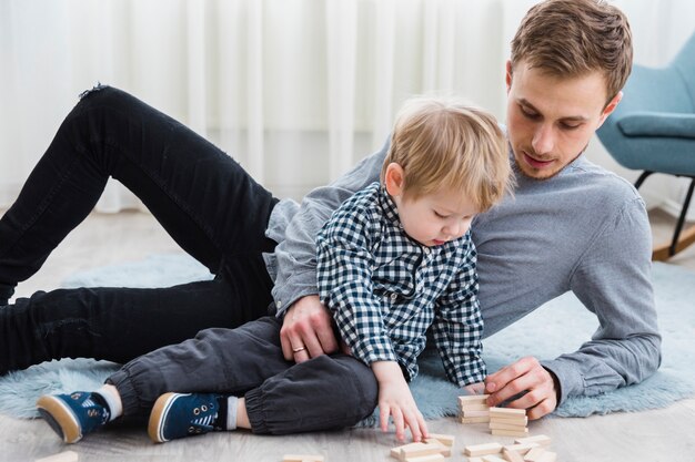 Padre e hijo jugando juntos en el día del padre