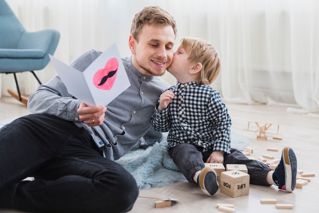 Padre e hijo jugando juntos en el día del padre