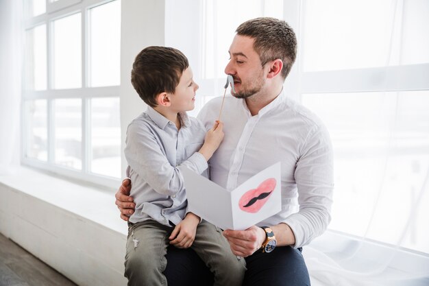 Padre e hijo jugando juntos en el día del padre