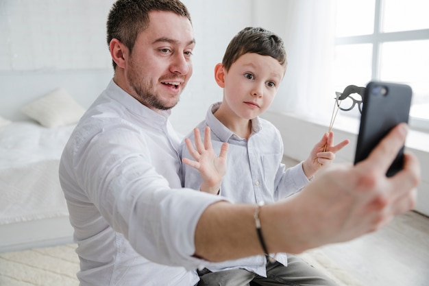 Foto gratuita padre e hijo jugando juntos en el día del padre